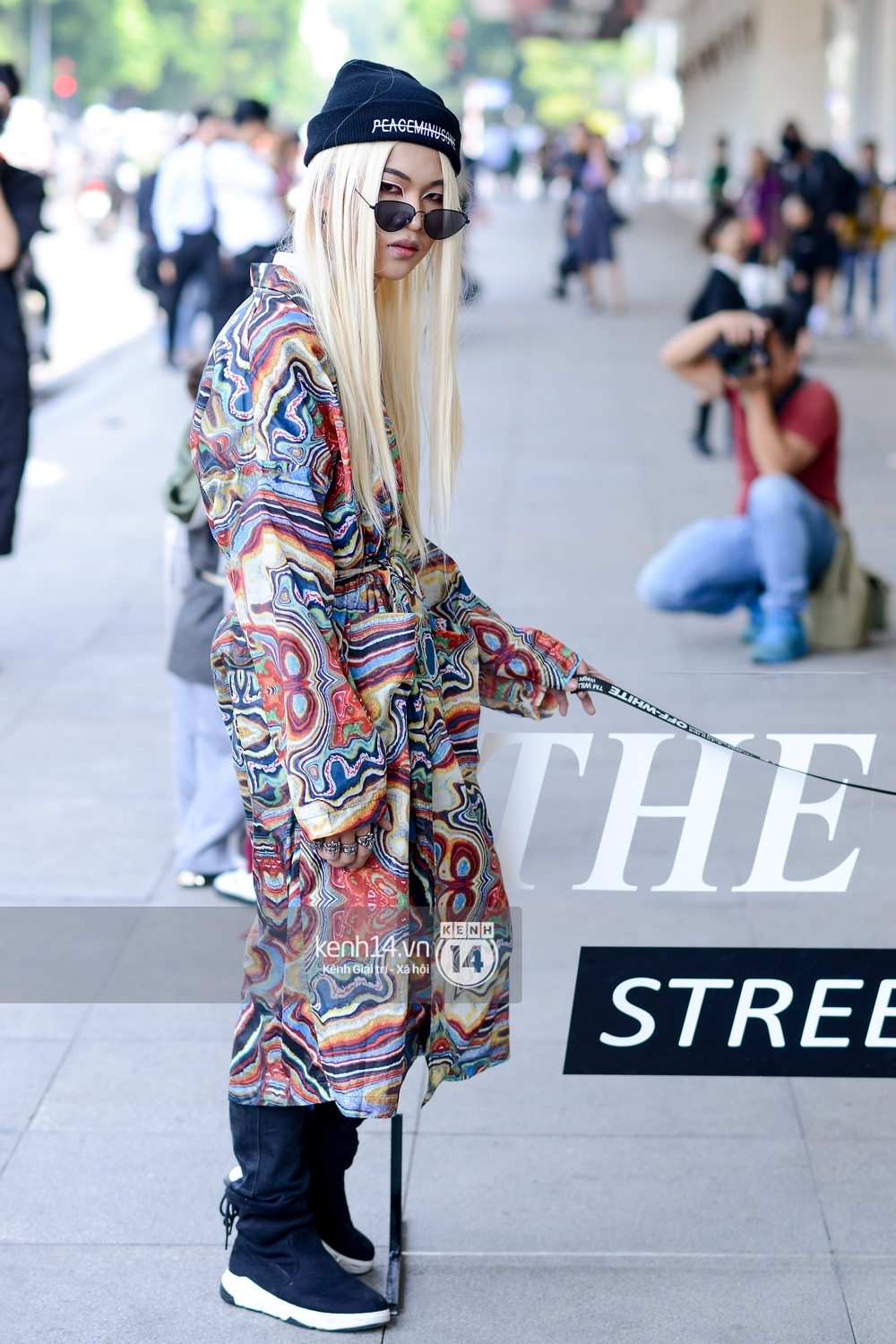 Street style ngày 2 VIFW: Dàn mẫu danh tiếng nhập cuộc, giới trẻ Hà thành thi nhau khoe phong cách "dị" cùng loạt màu tóc nổi bần bật