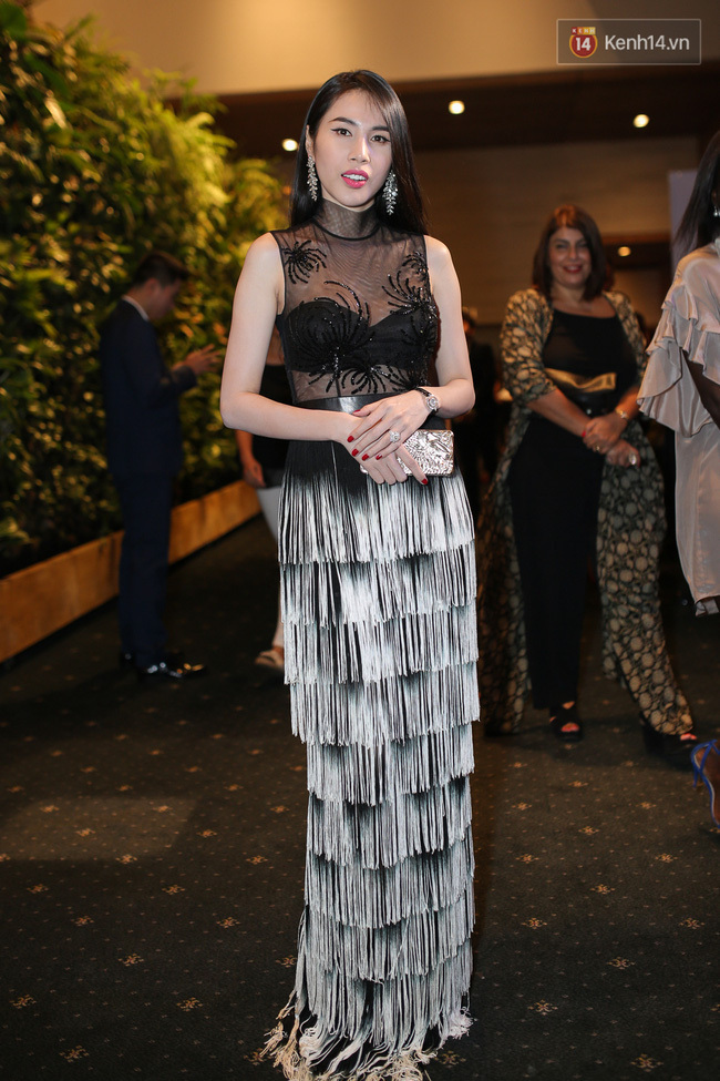 Angela Phương Trinh kín bưng, Chi Pu chất lừ trên thảm đỏ Elle Show 2016