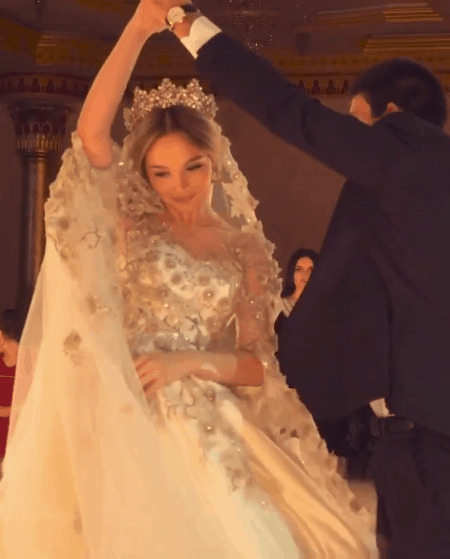Cận cảnh chiếc váy cưới lộng lẫy đến choáng ngợp của cô dâu Nga đang làm "náo loạn" mạng xã hội