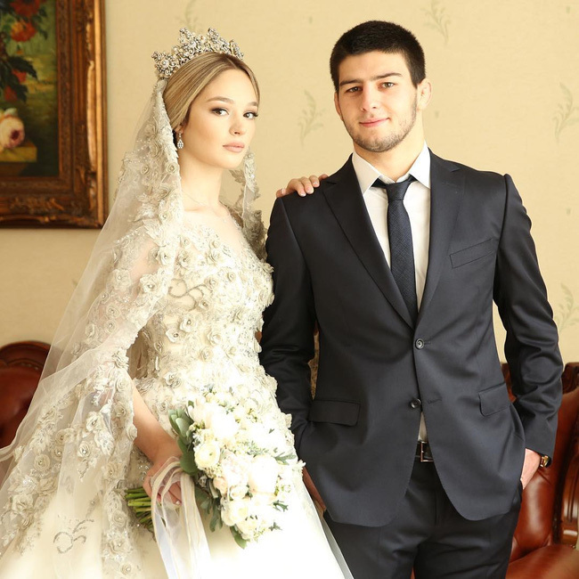 Cận cảnh chiếc váy cưới lộng lẫy đến choáng ngợp của cô dâu Nga đang làm "náo loạn" mạng xã hội
