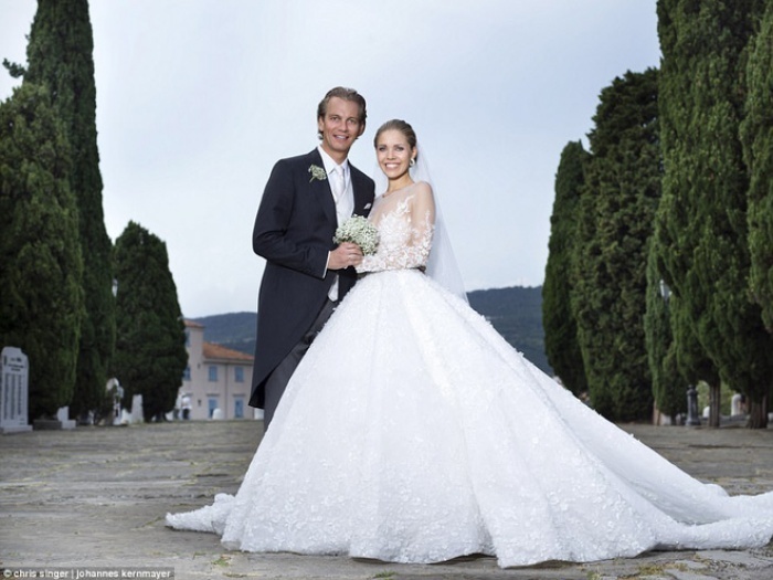 Công chúa của đế chế pha lê Swarovski rạng rỡ với chiếc váy cưới hơn 20 tỷ, đính 5.000 viên pha lê và nặng 46kg