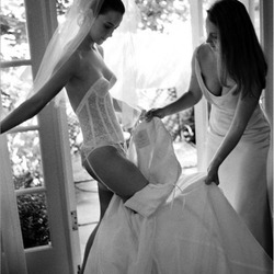 Để mặc váy cưới đẹp, điểm mấu chốt là phải chọn nội y chuẩn
