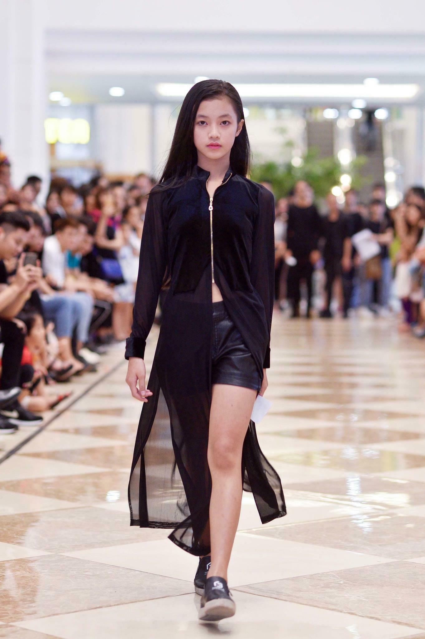 Mới 10 tuổi, cô bé này đã đăng ký casting Vietnam International Fashion Week và nổi bật lấn lướt người lớn với thần thái sắc lạnh