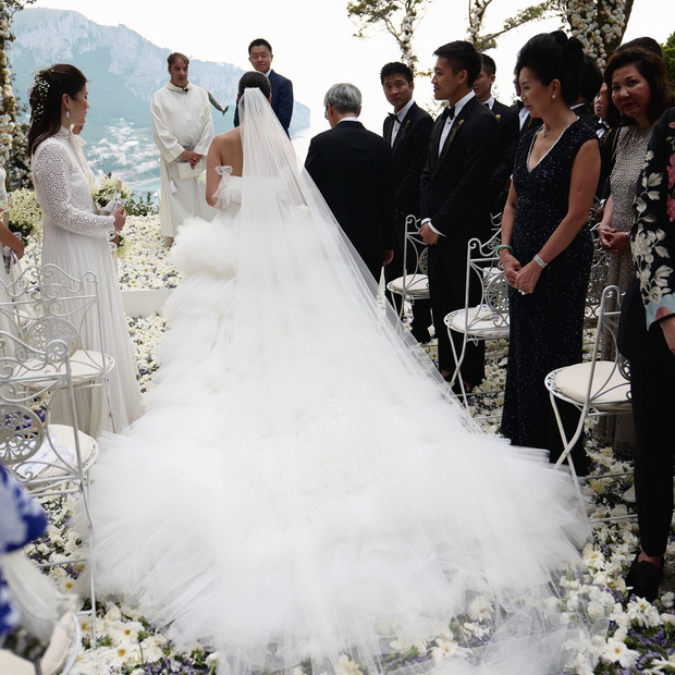 Váy cưới bồng bềnh như mây trắng của fashionista Hong Kong khiến bạn phải thốt lên: Liệu đây có phải mơ?